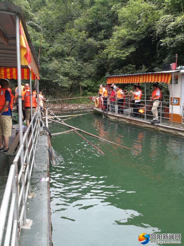 8月15日,城步畜牧局会同海事处、公安、儒林镇、白云湖湿地公园管理处的工作人员,联合清剿白云湖“迷魂阵”。