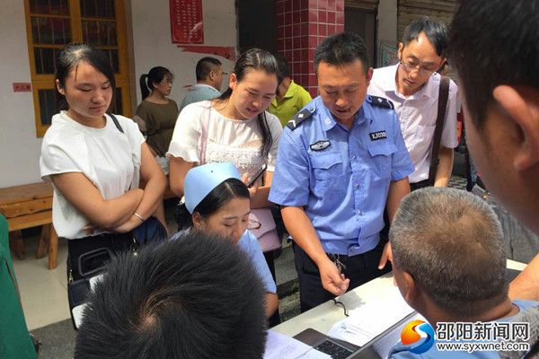志愿者在做采血前准备工作。