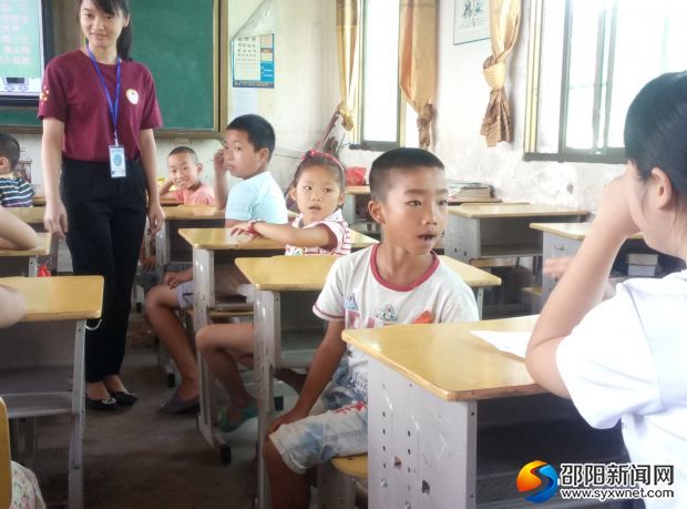 孩子们在做“读唇猜字游戏”