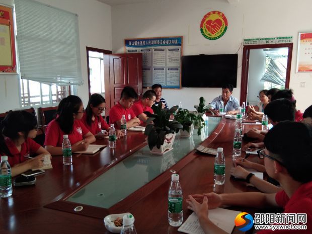 会中,仔细聆听的志愿者们