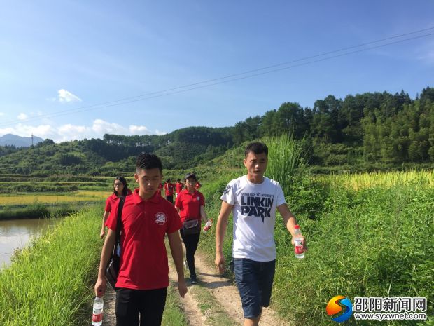在陈书记的带领下,志愿者们前和平往水库