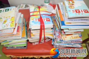 “少年时”代表中南大学学生捐赠的书籍