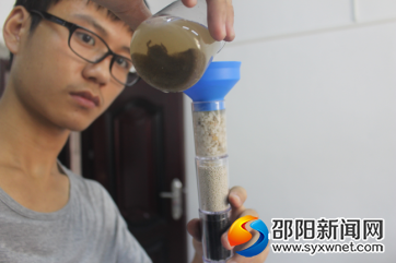 “少年时”团队成员给孩子们做净化水的实验