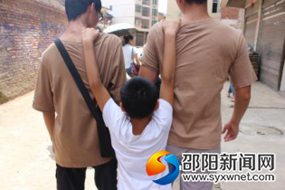 哥哥,你们背我走