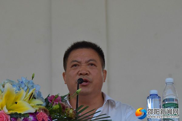 新邵一中党总书记屈宋来主持军训开营仪式