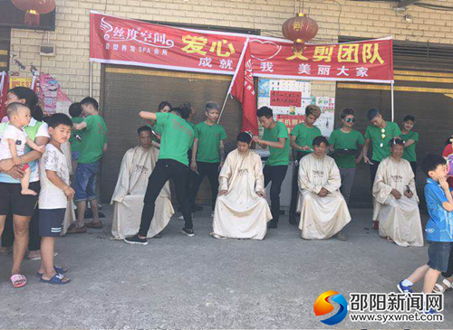 图为义剪活动现场