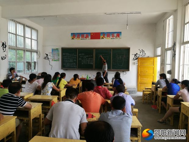 贫困户在参加红提种植培训