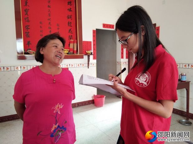 热心村名陈阿姨和志愿者讲述个人看法
