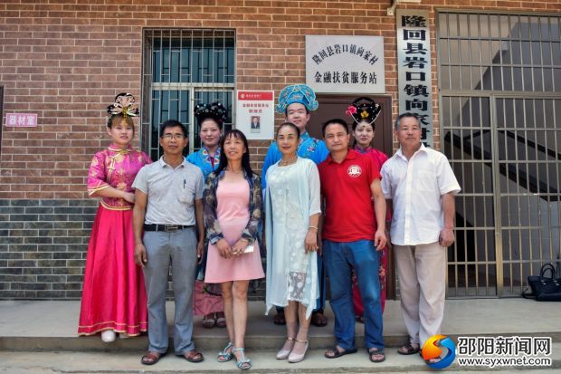 团队成员切身体验花鼓戏并与部分演员合影(摄影 吴航)