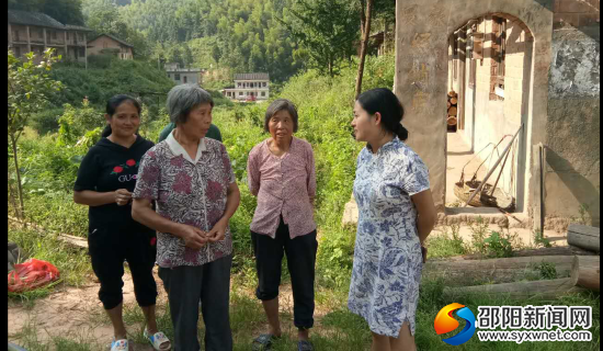何燕燕(右一)主席慰问计生困难家庭