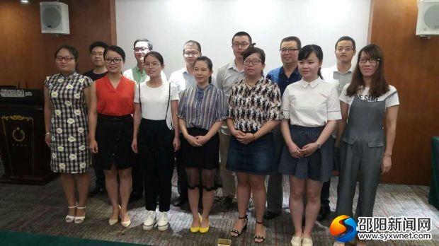 参加读书比赛人员的合影