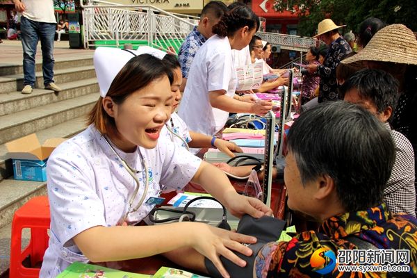 组织义诊活动,关爱人民群众健康