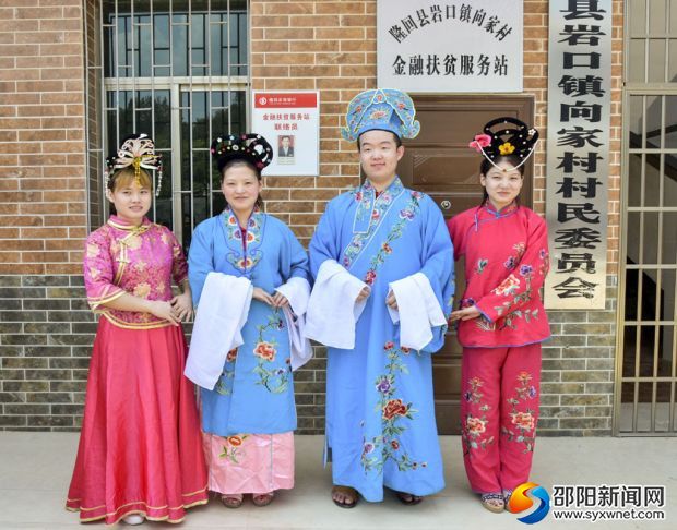 穿上花鼓戏服装的团队成员 (摄影 吴航)