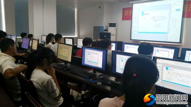 学员在认真听电商课