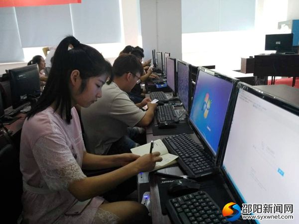 学员在认真做笔记