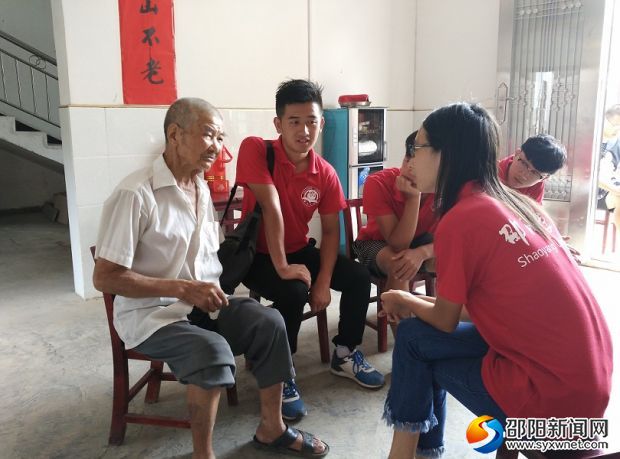 志愿者与陈爷爷聊家常，聆听抗战故事