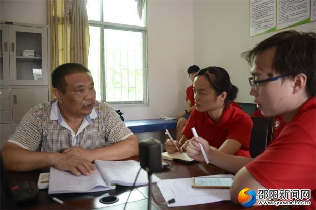 (调研团采访光荣院院长彭春保,了解养老院基本情况)