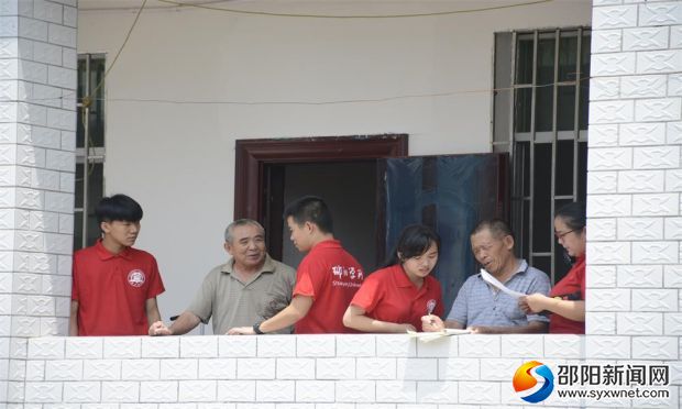 (调研团对老人进行采访,询问他们的需求)