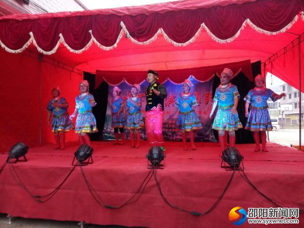 台上正在表演花鼓戏