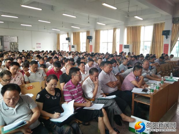 老师们在认真学习