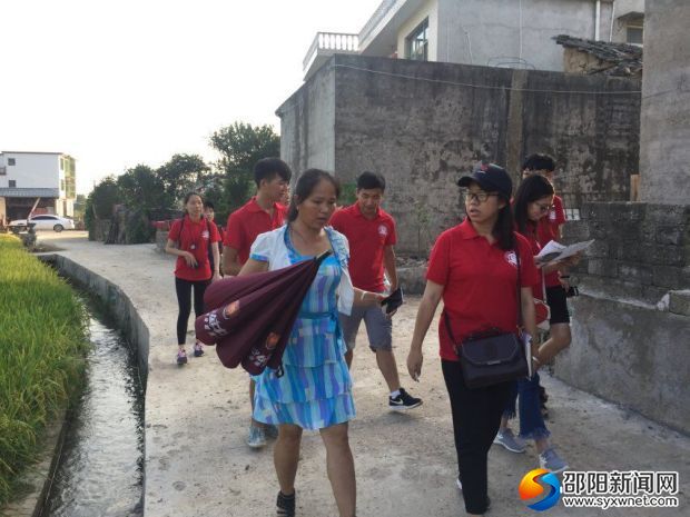 志愿者与刘专干一同前往水西村贫困户的家中