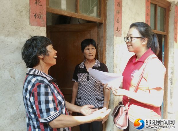 志愿者走进水西村贫困户,感受扶贫政策