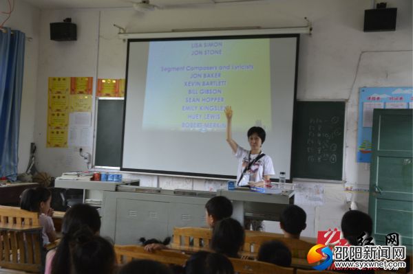 老师带领学生做英语游戏。