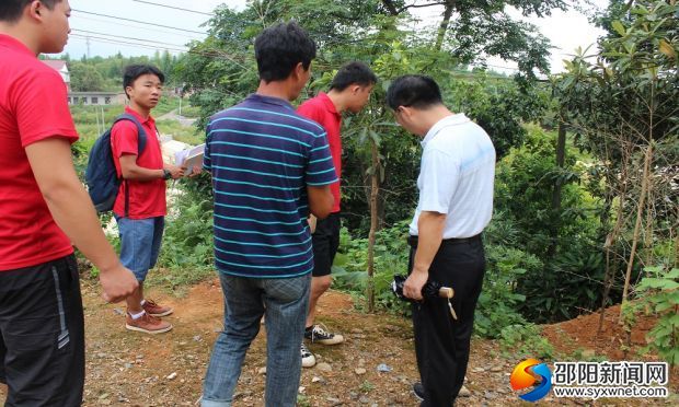 志愿者走访种植户