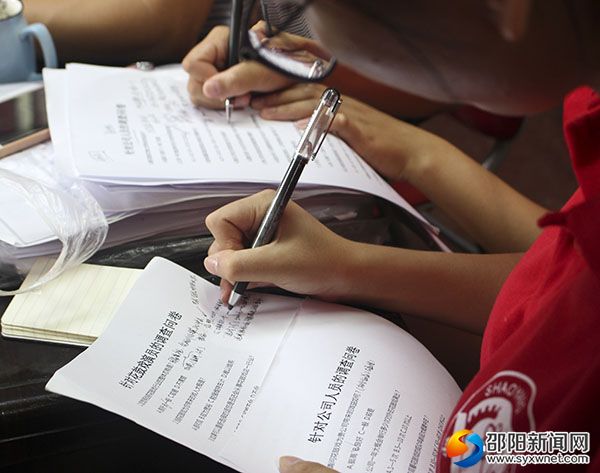 团队成员在做问卷调查 （拍摄 吴航）