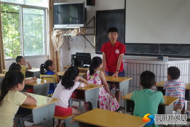志愿者正在教留守儿童成语