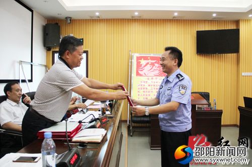 县人大常委会主任钟胤进给新任命人员颁发任命书