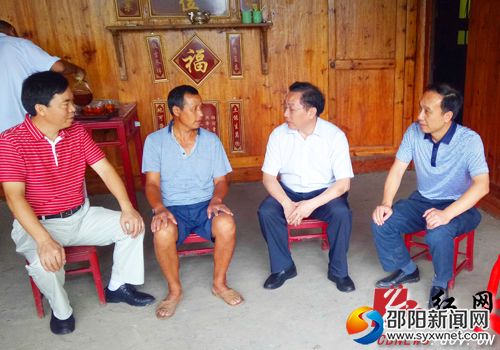 湖南省委统战部副部长、省工商联党组书记陈潇在看望慰问困难群众