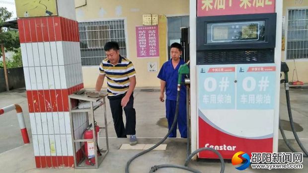 图为检查组对罗白加油站进行安全生产检查