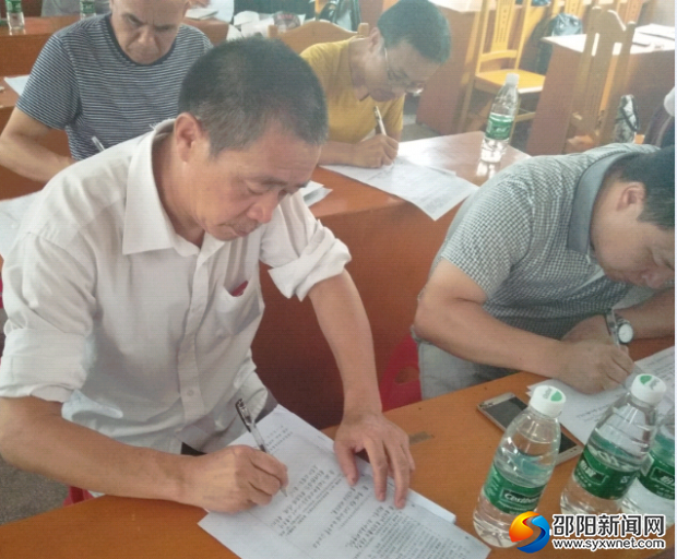 教师们在认真考试