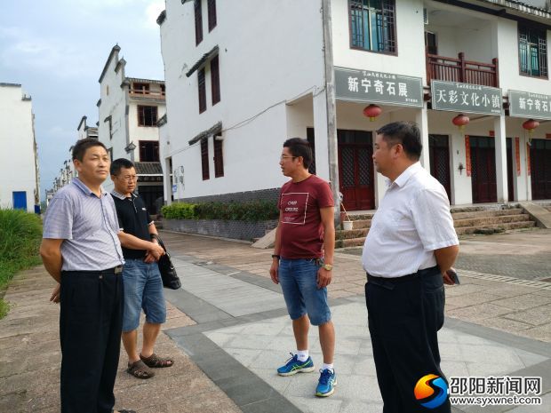 新宁县副县长徐立华与县供销联社、商务局、扶贫办相关部门负责人实地调研