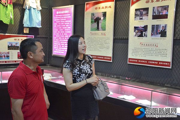 李超美主任带领吕俭平教授参观非遗馆 (摄影 唐熙)