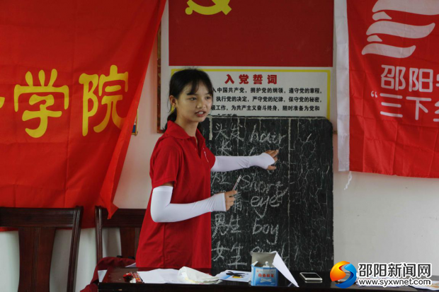 志愿者正在教英语单词