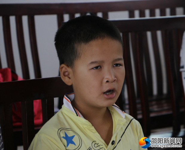 孩子正在认真的读着大小声游戏中的英语单词