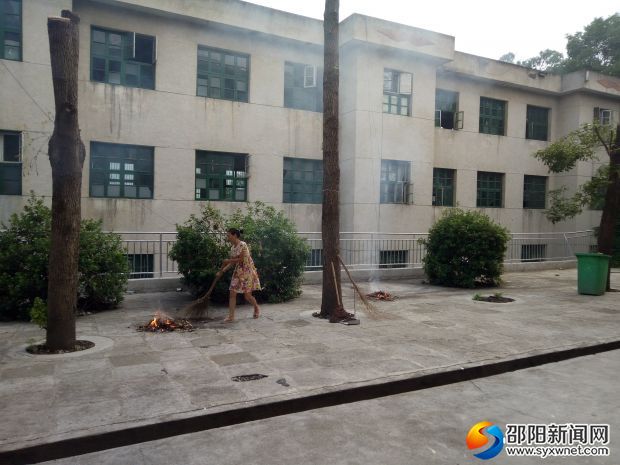 教师们用汗水美化校园
