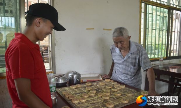 （调研团成员与林爷爷下棋）
