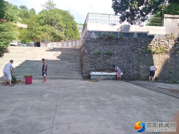 老师们打扫校园卫生