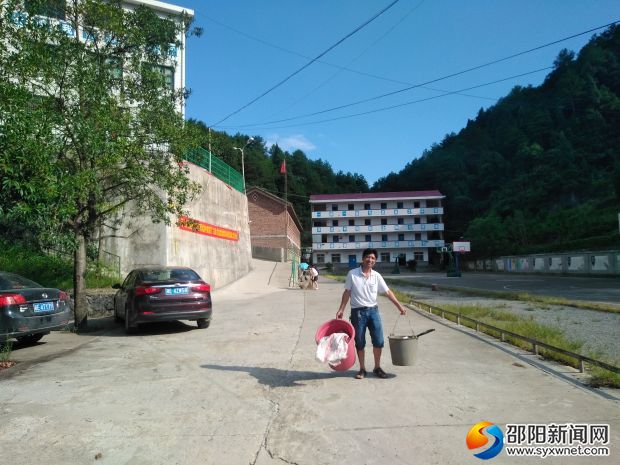 老师们打扫校园卫生