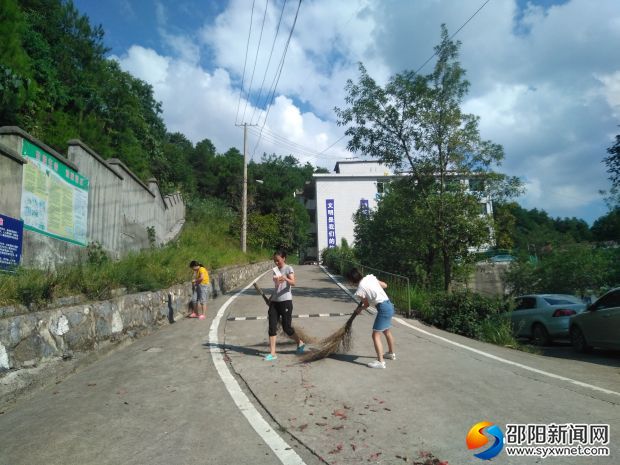 老师们打扫卫生