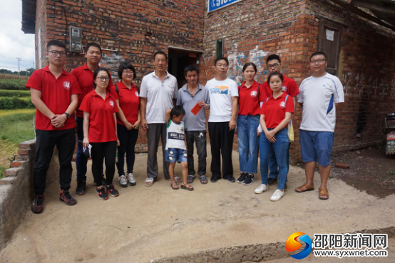 临时党支部成员携爱心捐款前往陈大叔一家慰问