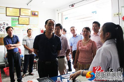 赵为济一行在儒林镇双溪桥村卫生室了解情况