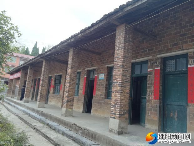 南侧单层教学楼