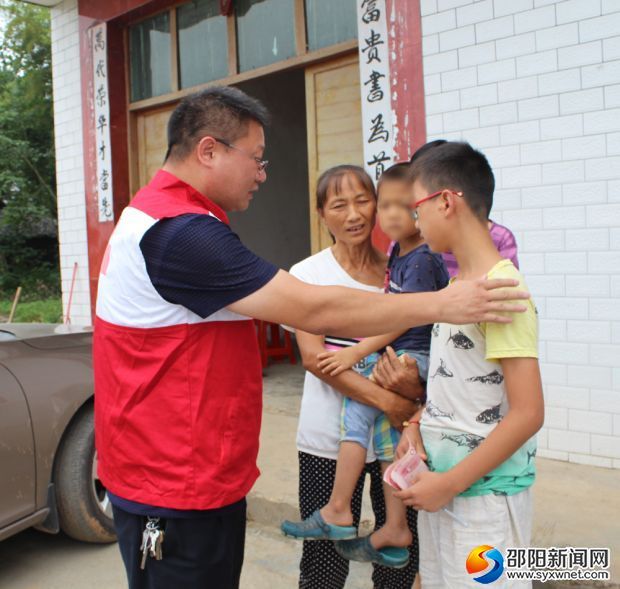 孩子,开朗些,一定不要放弃读书!”