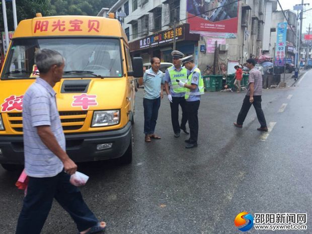 交警查看校车驾驶员相关证件