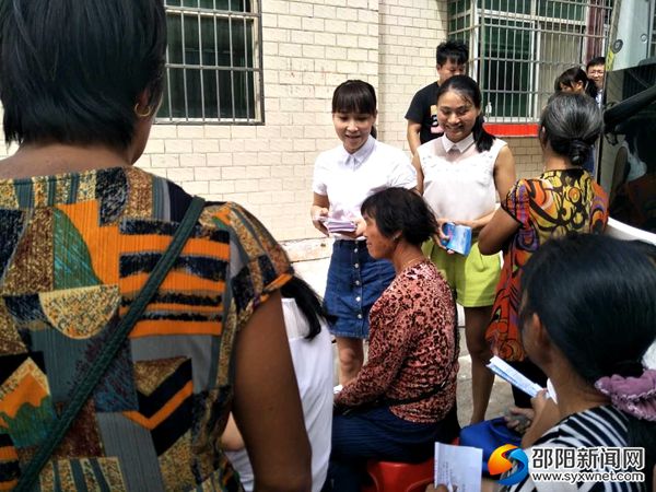 县妇联领导亲自到现场发放宣传资料