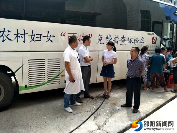 县妇联、乡领导现场了解检查情况